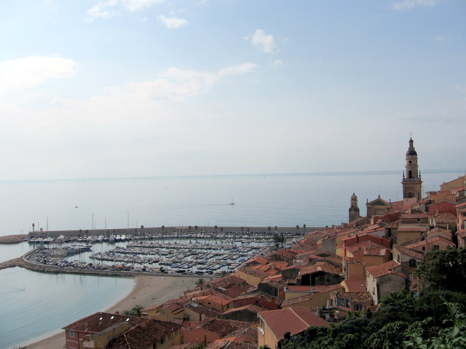 Крыши домов в Ментоне, Франция – фотографии Франции