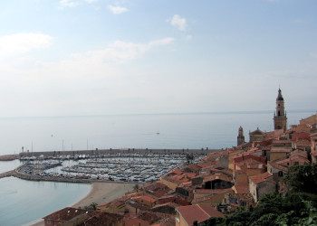 Крыши домов в Ментоне, Франция – фотографии Франции