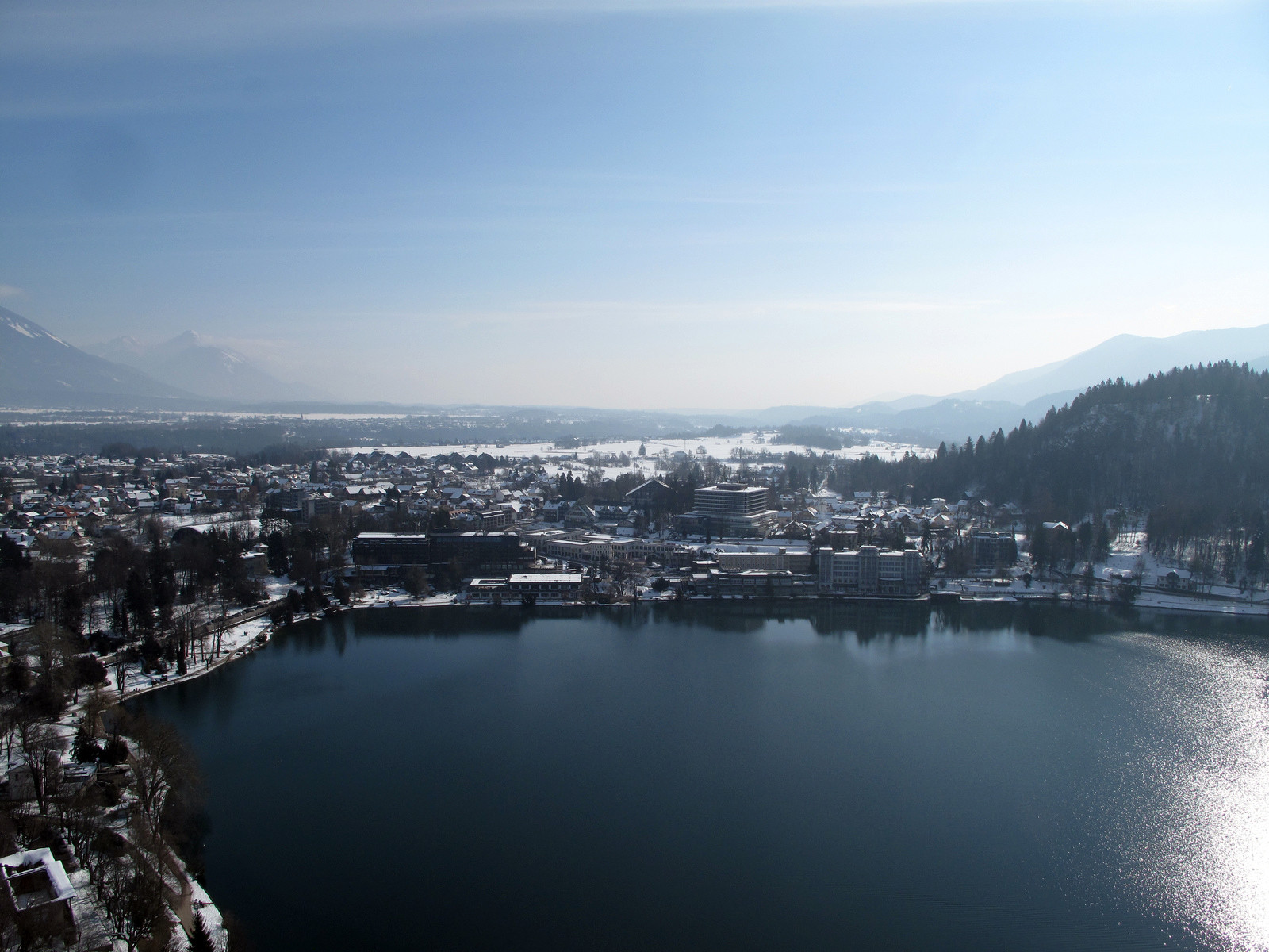 Вид на городок Блед со стороны замка – фотографии Словении