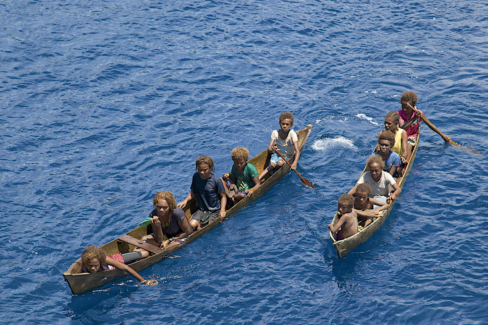 Острова Санта-Крус, лодки "местных" возле круизного лайнера – фотографии Соломоновых Островов