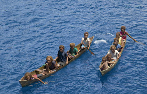 Острова Санта-Крус, лодки "местных" возле круизного лайнера – фотографии Соломоновых Островов