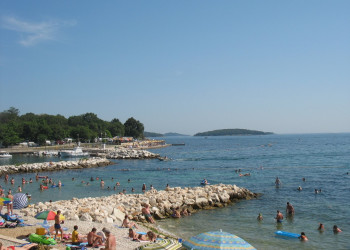 Люди на пляже в Пореч, Хорватия. Фото 1 – фотографии Хорватии