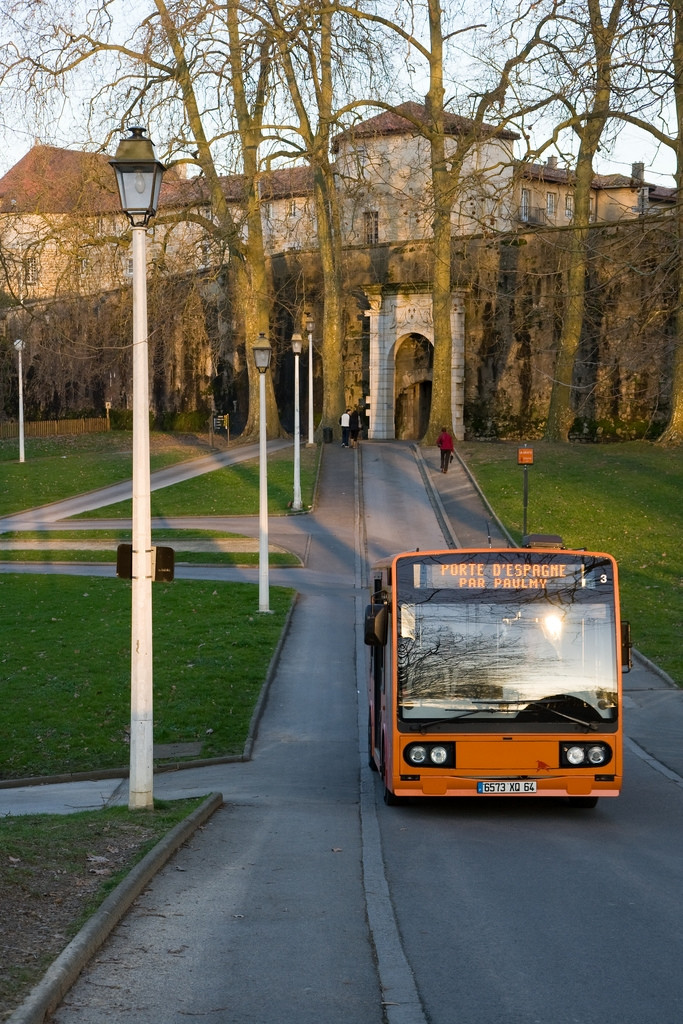 Автобус в Байонне, Франция – фотографии Франции