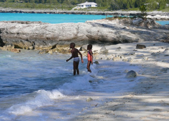 Дети на острове Эльютера, Багамские острова – фотографии Багамских островов