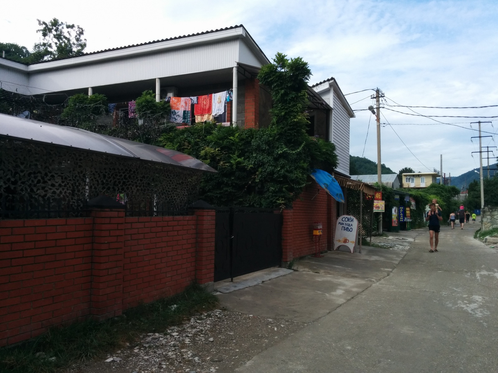 Дедеркой, слева частная гостиница – фотографии России