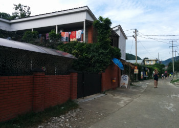 Дедеркой, слева частная гостиница – фотографии России