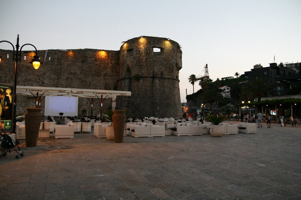 Ресторан на площади в Будва, Черногория – фотографии Черногории