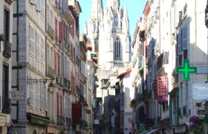 Улица в Байонне, Франция – фотографии Франции