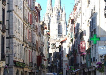 Улица в Байонне, Франция – фотографии Франции