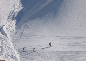 Лыжники в Ле-Албиезе, Франция – фотографии Франции