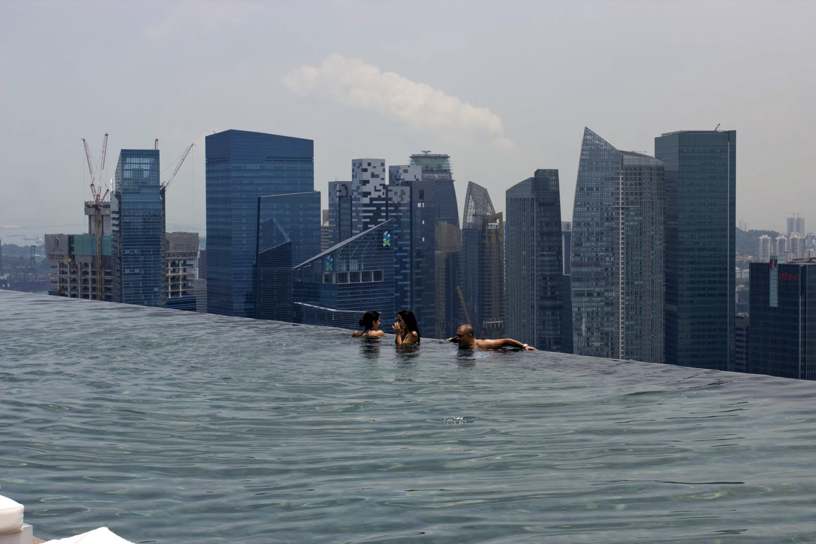 Бассейн на крыше отеля Marina Bay Sands – фотографии Сингапура