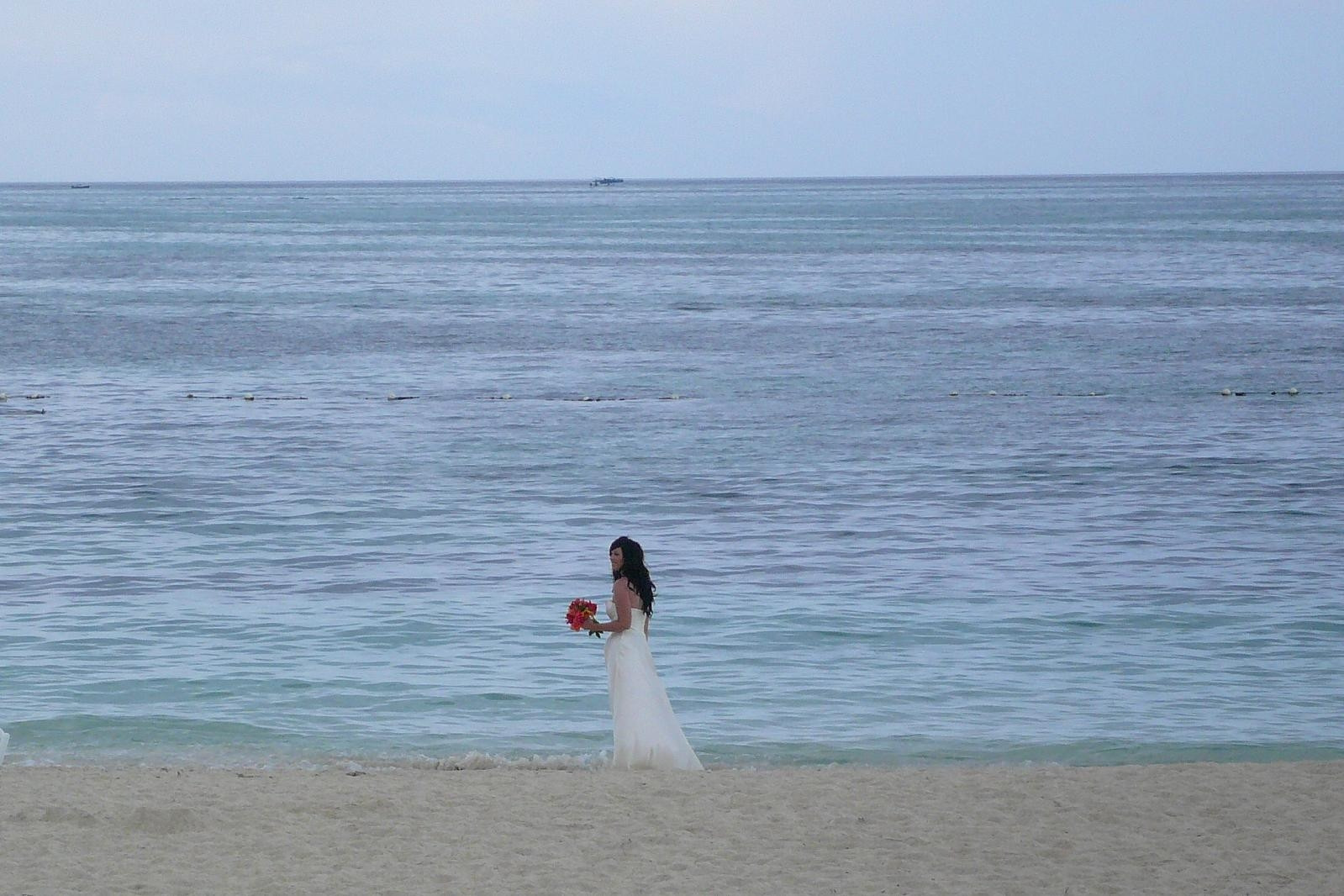 Девушка на пляже в Нью-Провиденс, Багамские острова – фотографии Багамских островов