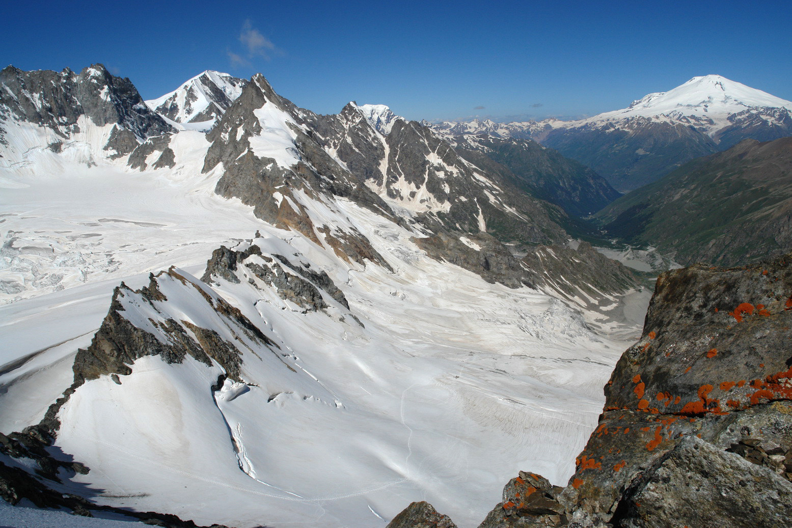 Вид с вершины Гумачи на соседнее ущелье Адыл-Су и Эльбрус – фотографии России