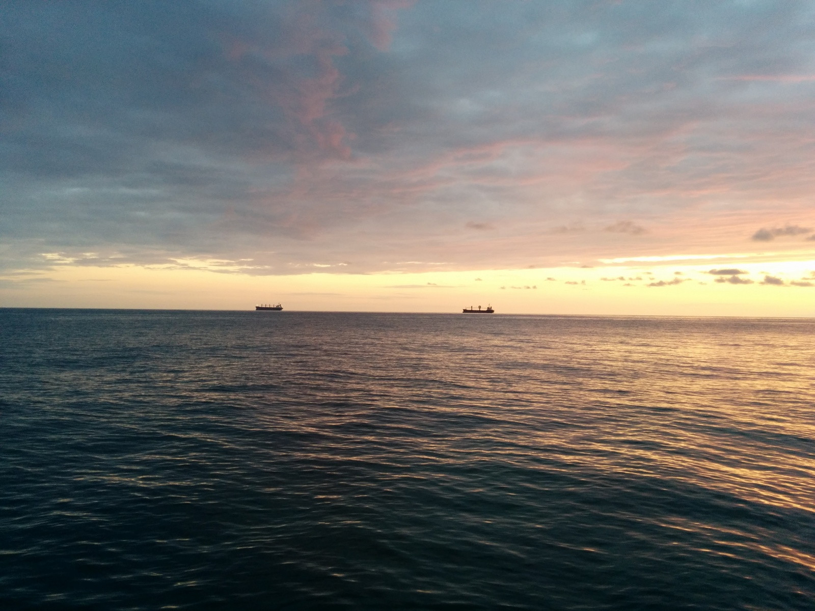 Вид с пляжа в Южном. Танкеры в очереди в порт Туапсе – фотографии России