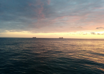 Вид с пляжа в Южном. Танкеры в очереди в порт Туапсе – фотографии России