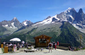 Туристы в Ла-Флежер, Франция – фотографии Франции