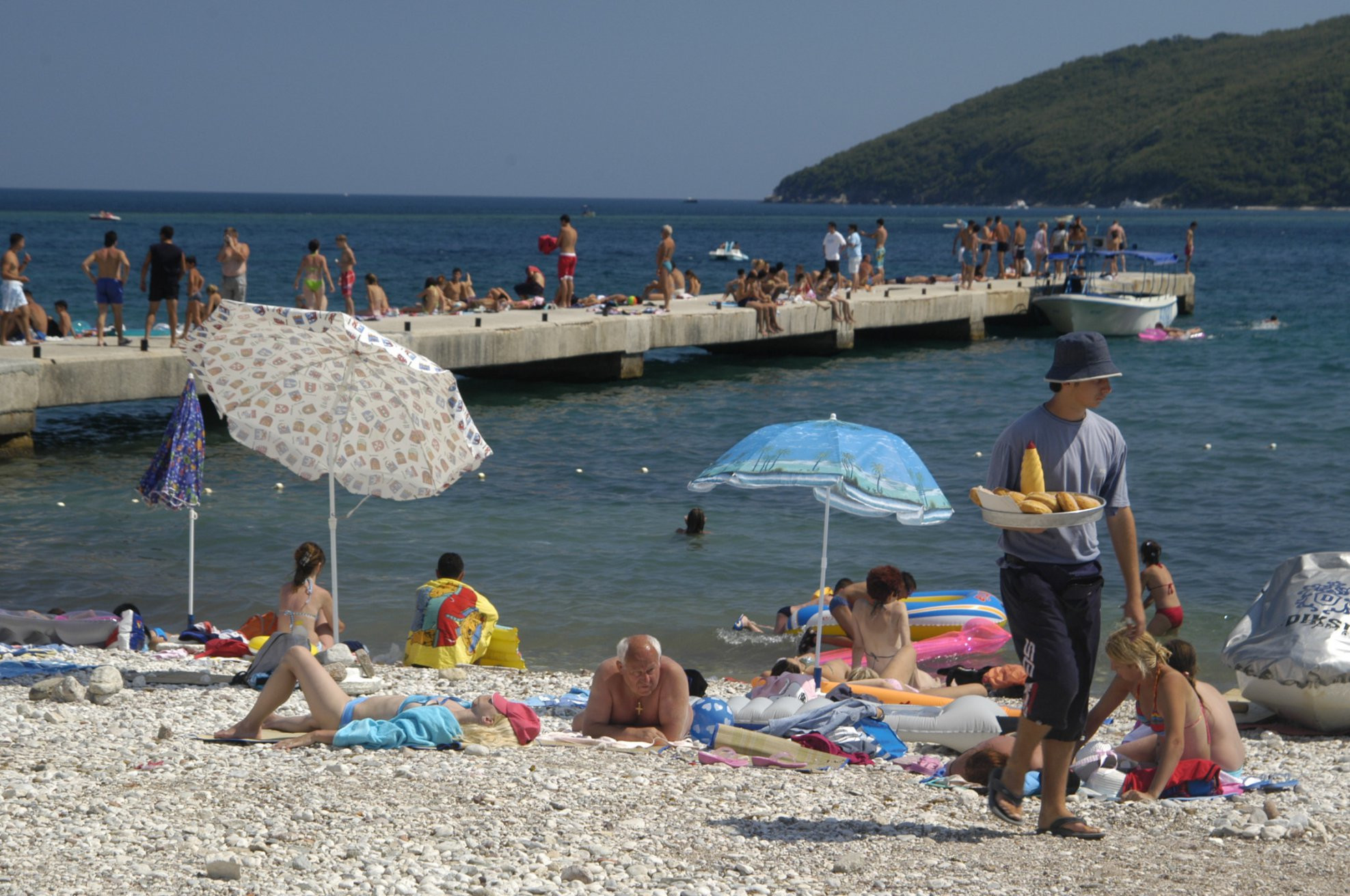Люди на пляже в Будва, Черногория. Фото 2 – фотографии Черногории