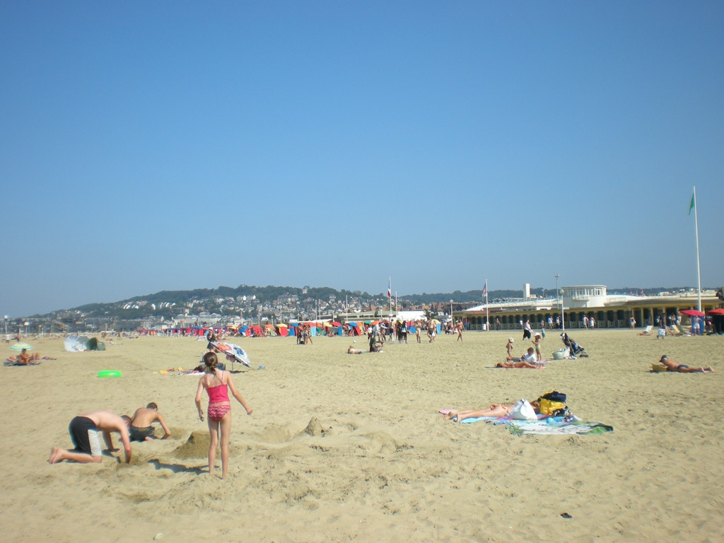 Пляж в Довиле, Франция. Фото 1 – фотографии Франции