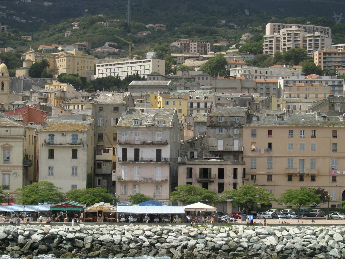 Дома на набережной в Бастии, Франция. Фото 8 – фотографии Франции