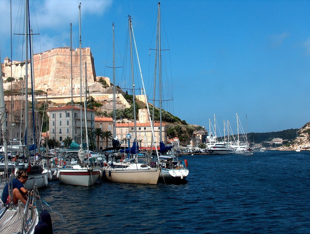 Парусники в Бонифачо, Франция – фотографии Франции
