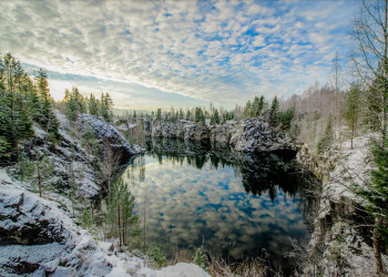 Пещеры Рускеала расположены в Сортавальском районе Карелии, Россия – фотографии России