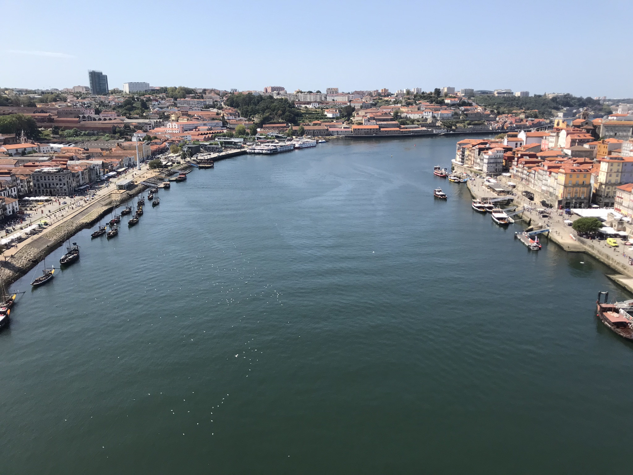 Вид с моста Понти-ди-Дон-Луиш I на реку и набережные Порту – фотографии Португалии