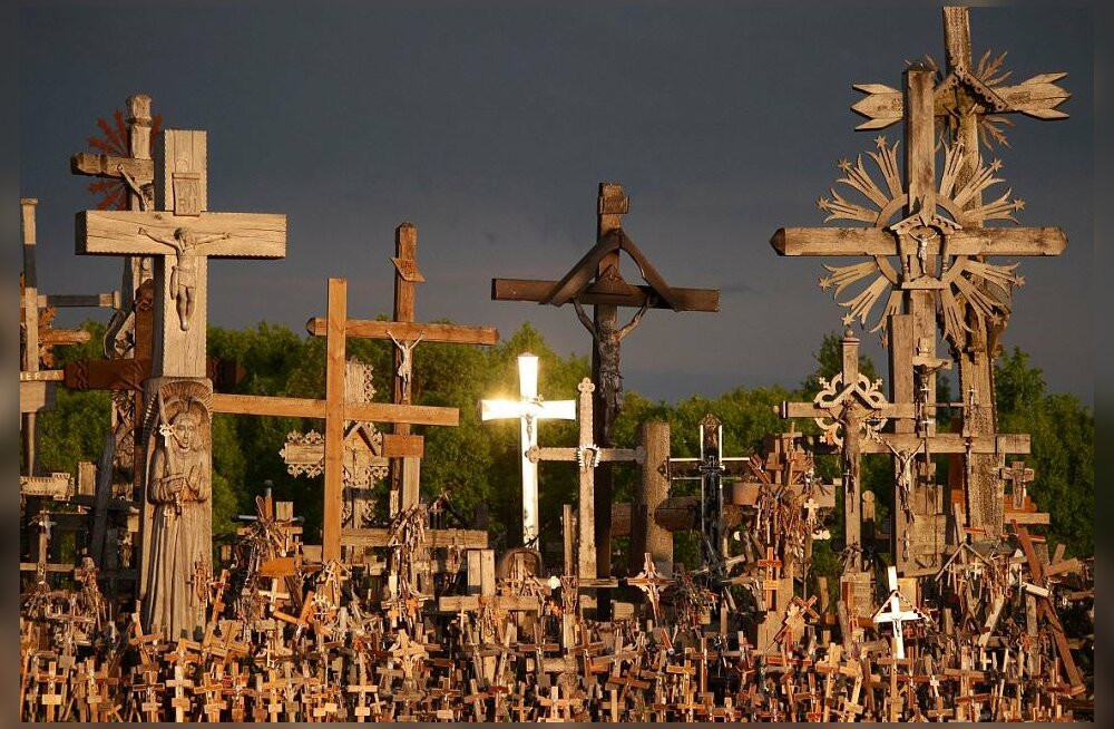 Гора Крестов - место с сильнейшей энергетикой, чем и привлекает огромное количество верующих – фотографии Литвы