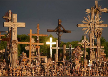 Гора Крестов - место с сильнейшей энергетикой, чем и привлекает огромное количество верующих – фотографии Литвы
