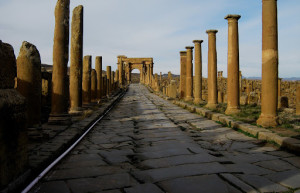 Дорога к арке. Тимгад. Алжир – фотографии Алжира