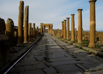 Дорога к арке. Тимгад. Алжир – фотографии Алжира