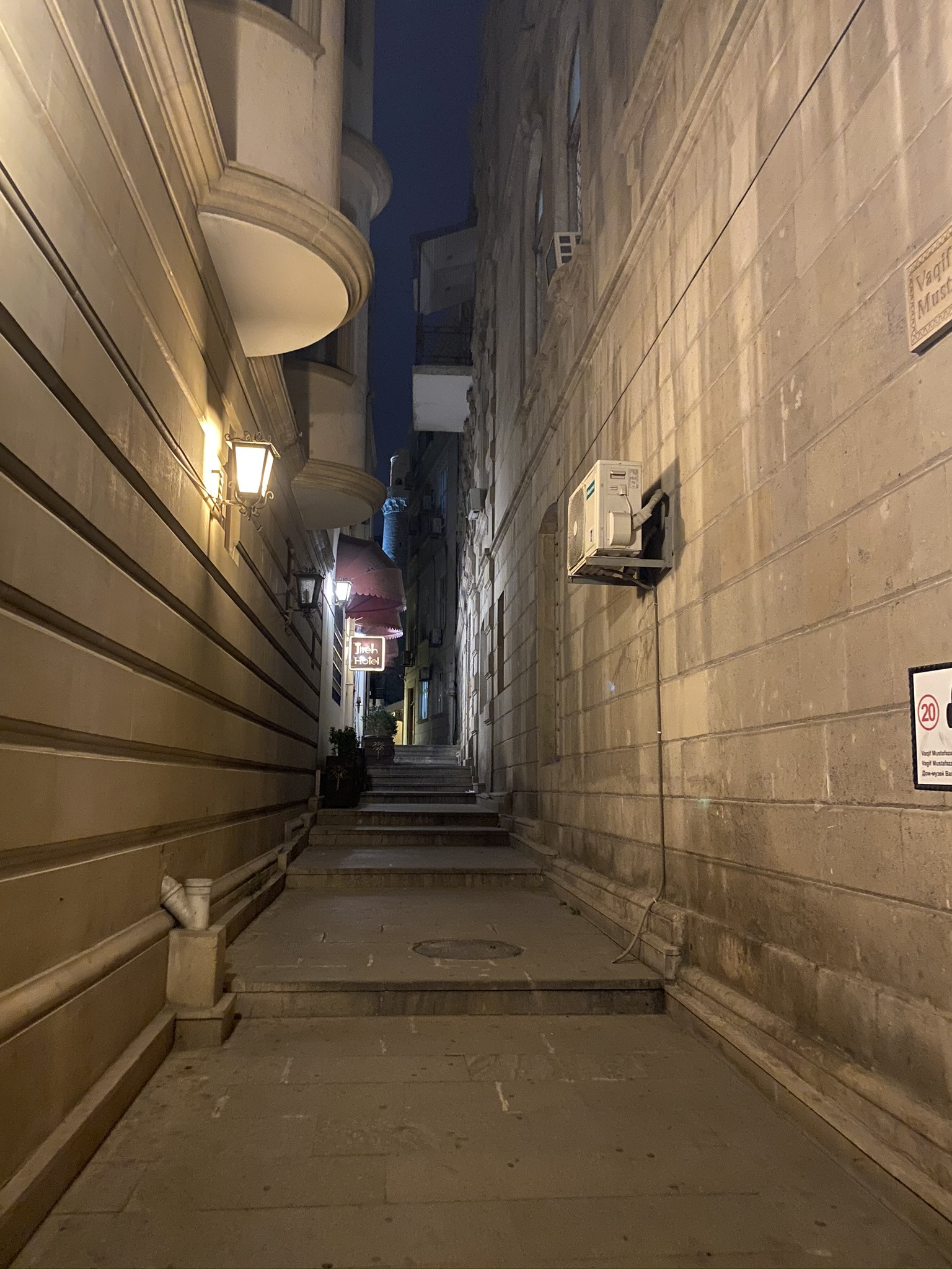 Ночная прогулка по переулкам "Старого города" в Баку – фотографии Азербайджана