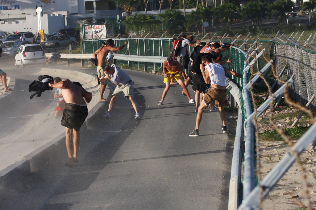 Туристов сносит реактивная струя у пляжа Махо в Синт-Мартене – фотографии Синт-Мартена