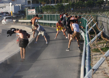 Туристов сносит реактивная струя у пляжа Махо в Синт-Мартене – фотографии Синт-Мартена