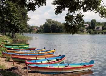 Вёсельные лодки на пристани на озере Тракай (Trakai), Литва – фотографии Литвы