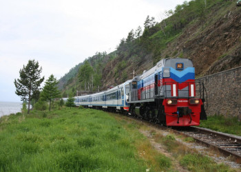 Длинные поезд на Кругобайкалке – фотографии России