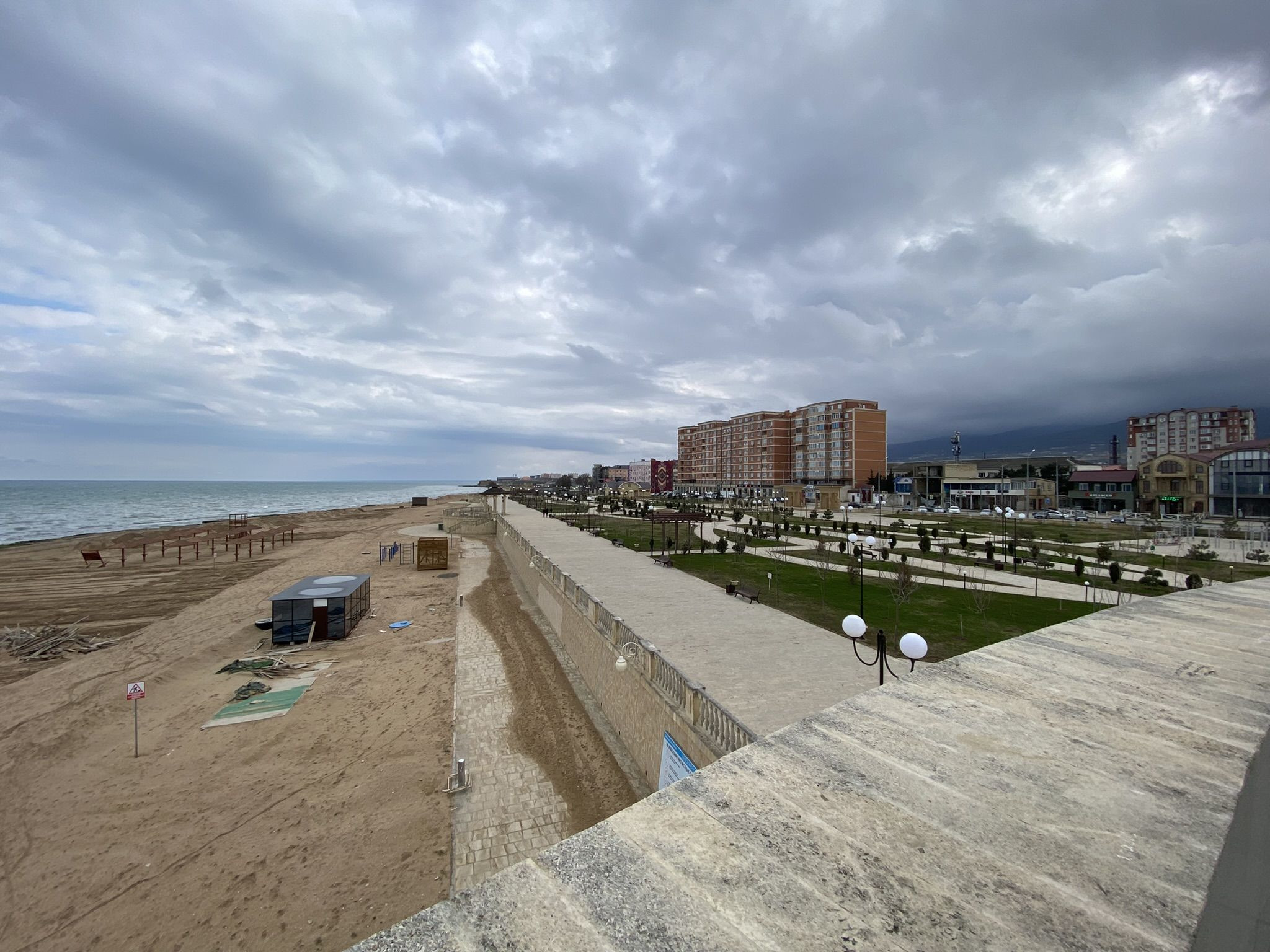 Набережная в Приморском парке Дербента, март – фотографии России