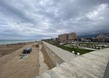 Набережная в Приморском парке Дербента, март – фотографии России