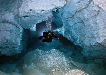 Хрустальное королевство в темноте пещеры Орда в Пермском крае, Россия – фотографии России