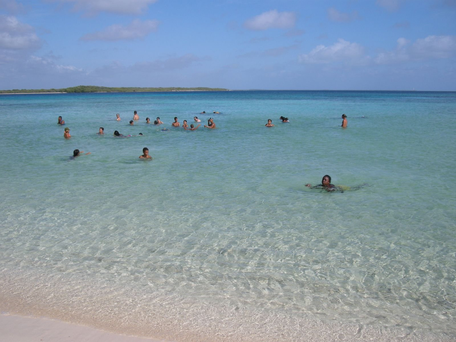 Люди в Плайя-Санта-Лусия, Куба – фотографии Кубы