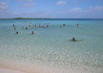 Люди в Плайя-Санта-Лусия, Куба – фотографии Кубы