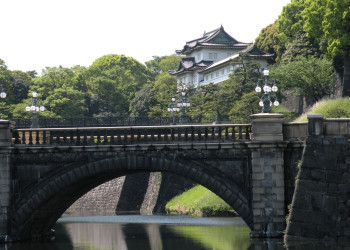 Пешеходный мост с аркой, Токио, Япония – фотографии Японии