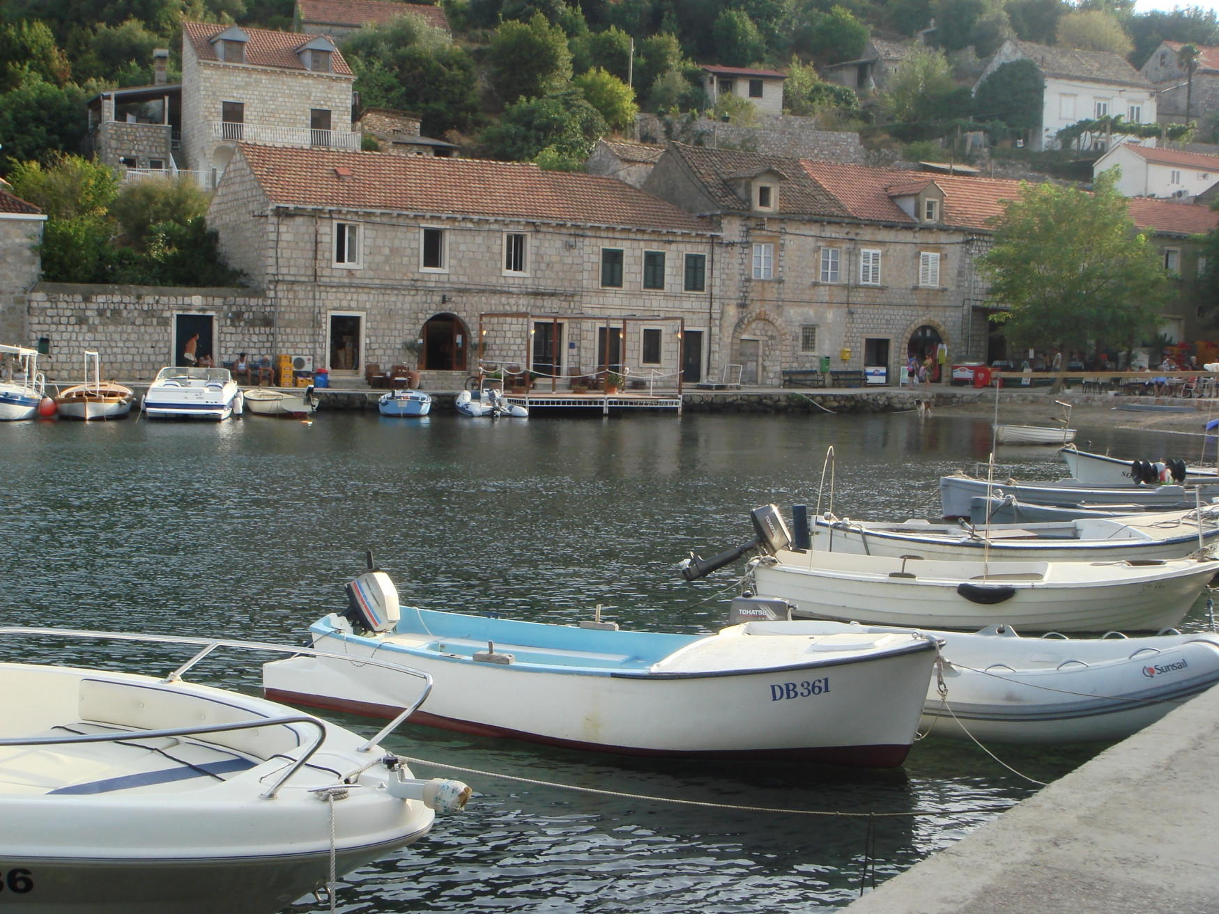 Лодки у причала на острове Шипан, Хорватия. Фото 1 – фотографии Хорватии