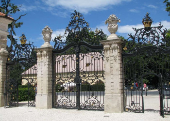 Вход во Дворец Эстерхази, Фертёд, Венгрия – фотографии Венгрии