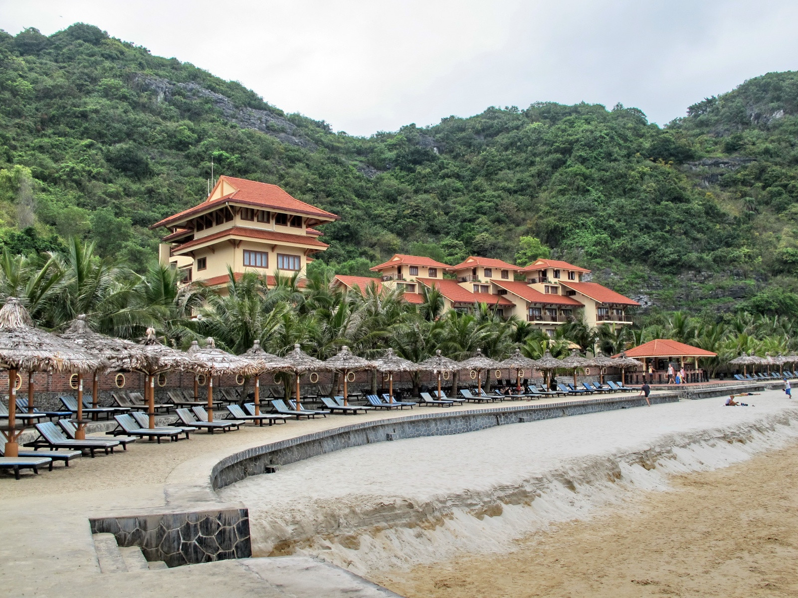 Пляж возле отеля – фотографии Вьетнама