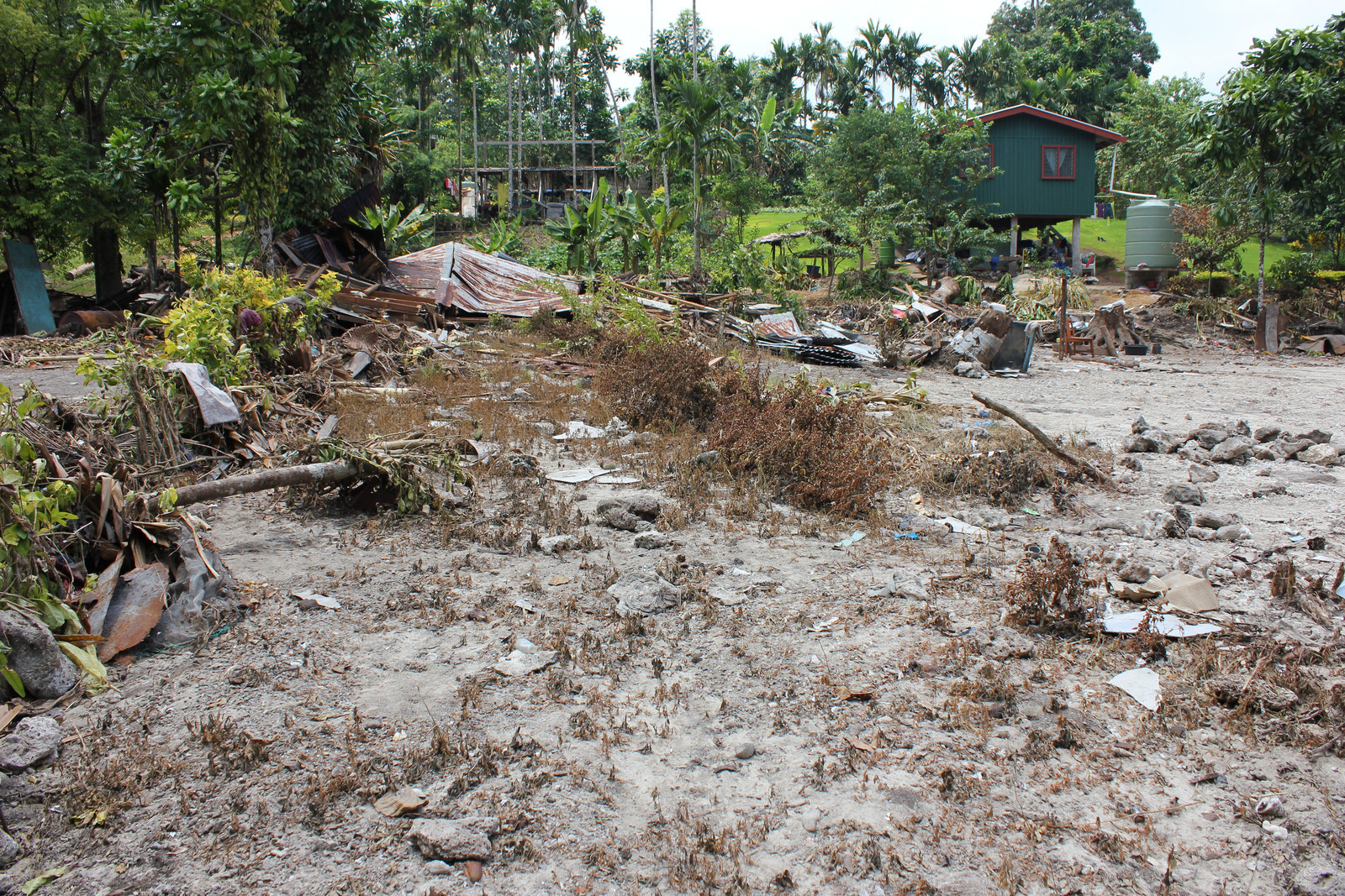 Последствия цунами на островах Санта-Крус (Santa Cruz Islands) – фотографии Соломоновых Островов