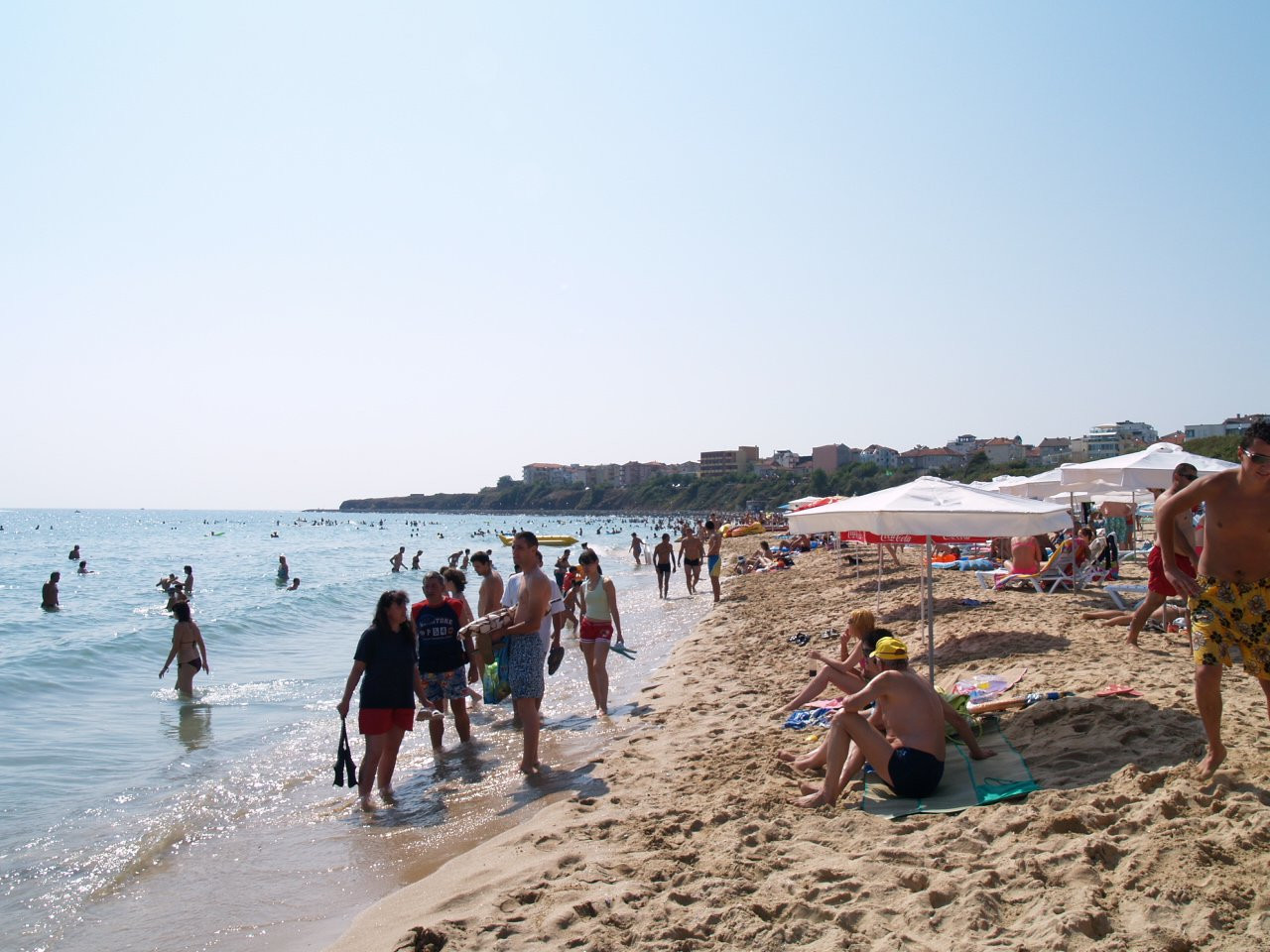 Люди на пляже в Приморско, Болгария. Фото 1 – фотографии Болгарии