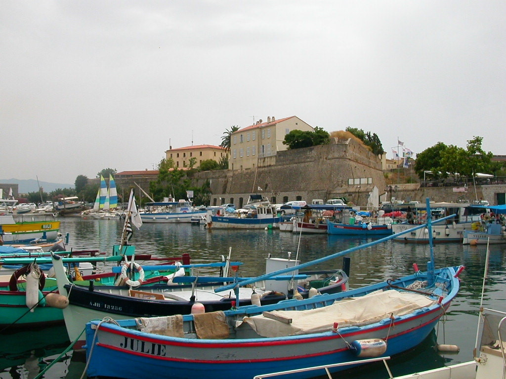 Лодки в Аяччо, Франция – фотографии Франции