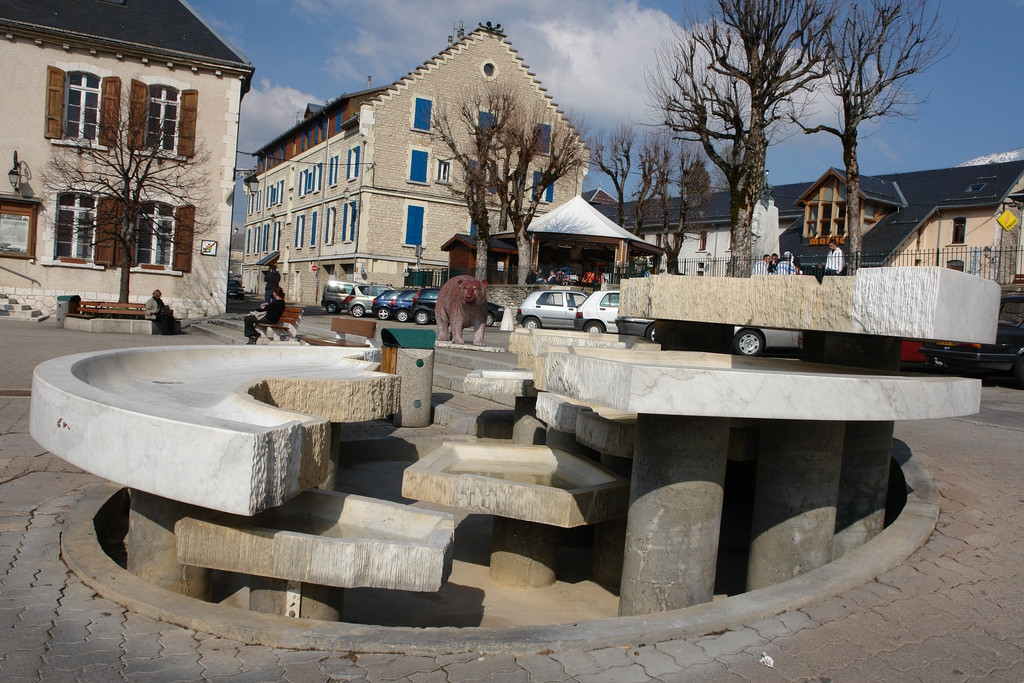 Фонтан в Виллар-де-Лан, Франция – фотографии Франции