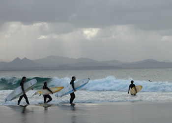 Серферы в Байрон-Бэй (Byron Bay) – фотографии Австралии