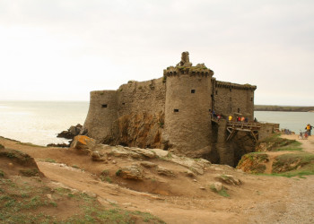 Достопримечательность в Иль-Дье, Франция – фотографии Франции